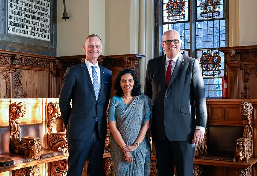 (v.l.n.r.) Honorarkonsul von Sri Lanka, Thomas Kriwat und Botschafterin der Demokratischen Sozialistischen Republik Sri Lanka, Varuni Muthukumarana während des Antrittsbesuches bei Bürgermeister Andreas Bovenschulte im Rathaus. Foto: Senatspressestelle