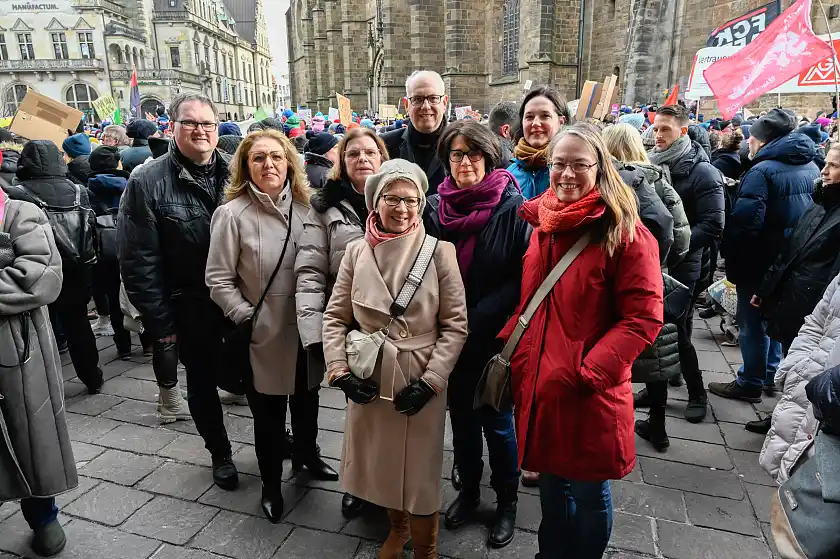 Senatsmitglieder auf der Demo Laut gegen rechts (von links): Finanzsenator Björn Fecker, Bausenatorin Özlem Ünsal, Wirtschaftssenatorin Kristina Vogt, Sozialsenatorin Claudia Schilling, Bürgermeister Andreas Bovenschulte, Gesundheitssenatorin Claudia Bernhard, Umweltsenatorin Kathrin Moosdorf, Bildungssenatorin Sascha Karolin Aulepp. Foto: Senatspressestelle