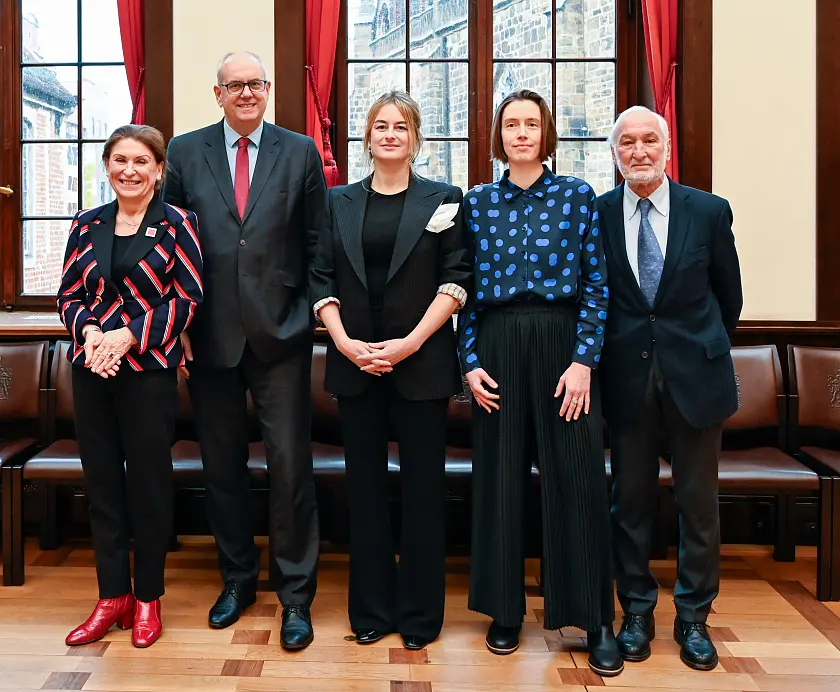 Bei der Preisverleihung (von links): Barbara Lison (Geschäftsführerin Rudolf-Alexander-Schröder-Stiftung), Bürgermeister und Kultursenator Andreas Bovenschulte, Preisträgerin Teresa Präauer, Katharina Mevissen (Förderpreis zum Bremer Literaturpreis) und der Vorsitzende der Rudolf-Alexander-Schröder-Stiftung, Staatssekretär a.D. Michael Sieber. Foto: Senatspressestelle