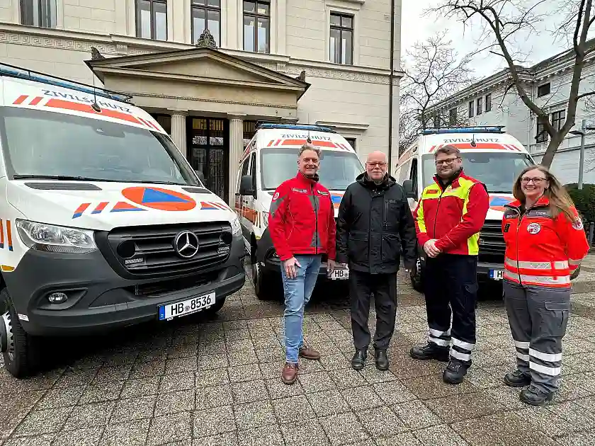 Freude über besondere Krankenwagen (von links): Jan Lückert (Johanniter-Unfall-Hilfe), Innensenator Ulrich Mäurer, Alexander Scheidl (Arbeiter-Samariter-Bund) und Yvonne Dufeu (Deutsches Rotes Kreuz). Foto: Innenressort