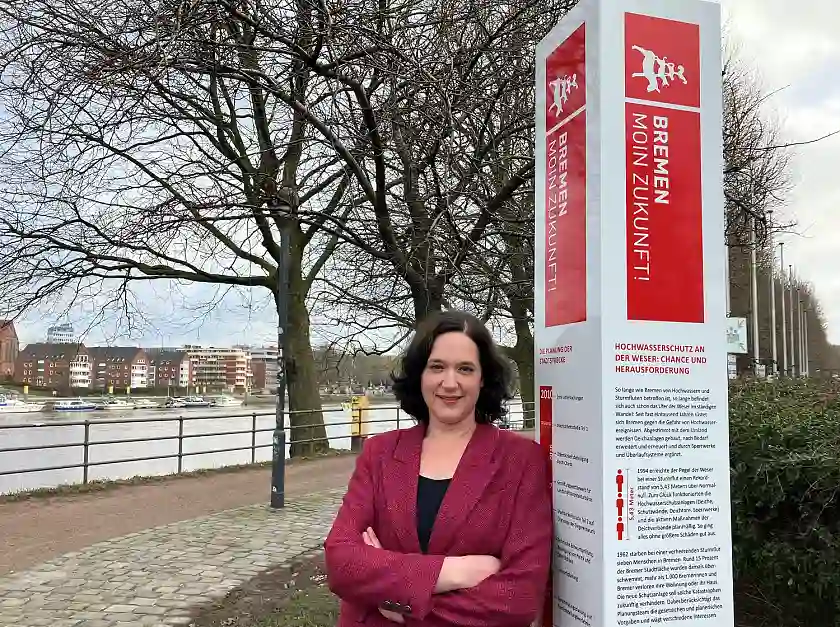Die Senatorin für Umwelt, Klima und Wissenschaft, Kathrin Moosdorf, informiert mit Stelen entlang der Stadtstrecke über den geplanten Umbau. Foto: Umweltressort