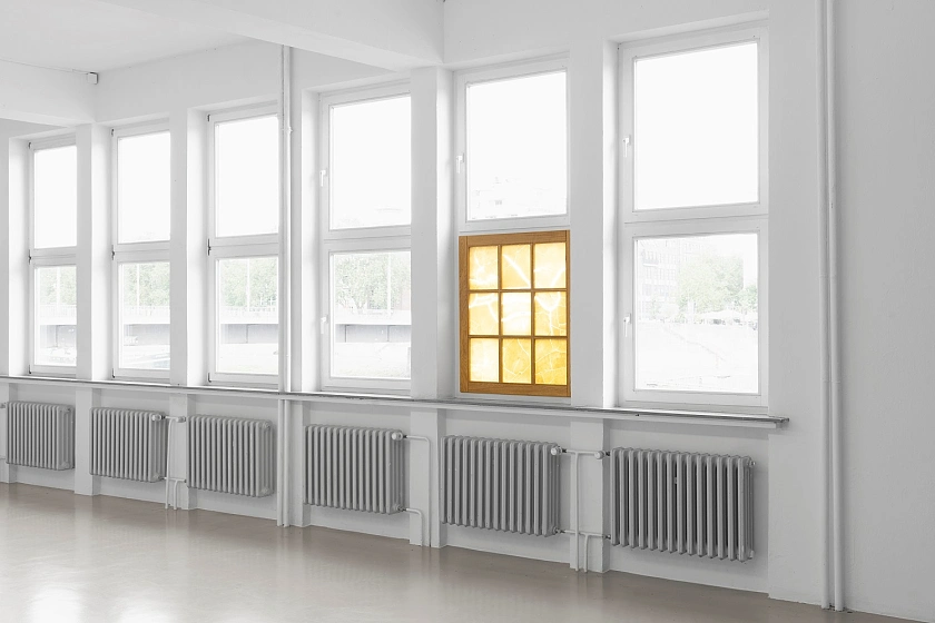  In ihrem Werk  Es war ein kleines Geräusch, aber es hat mich geweckt von 2023 arbeitete Paula Potulski unter anderem mit Materialen aus dem Bürgerpark und Findorff. Foto: Franziska von den Driesch