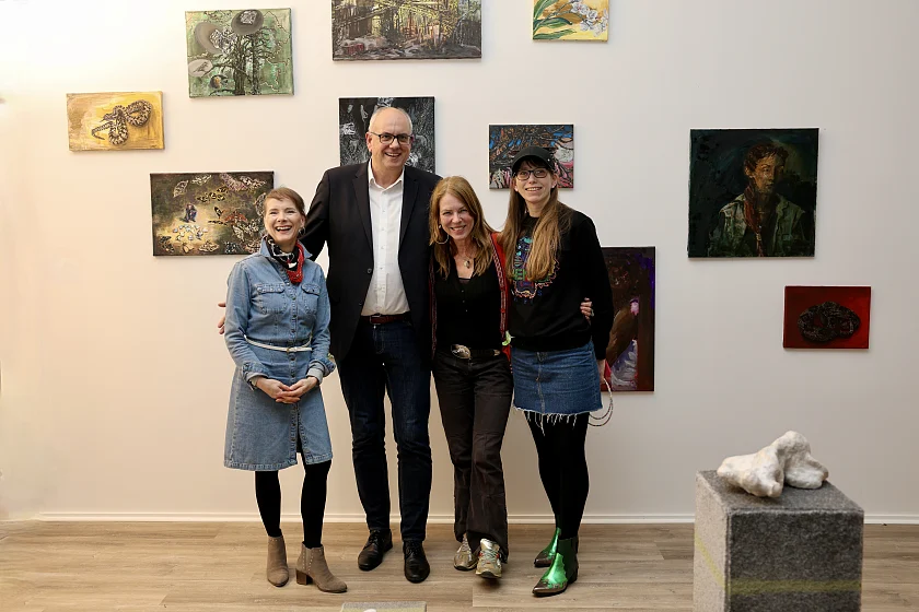 Der Bürgermeister beim Atelierbesuch des Kollektivs  Support your local Girl Gang - TEAM*SPIRIT; v.l.n.r.: Pia van Nuland, Sabine Wewer und Claudia Christoffel. Foto: ZFK/Jana Witte