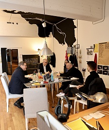 Intensiver Austausch beim Ateliergespräch mit Künstler Sönke Busch (2.v.r.) und Architekt Lars Lammers (li) vom ZKÖR. Foto: ZFK/Jana Witte