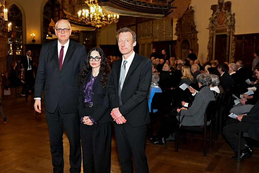 Gedachten der Opfer des Nationalsozialismus (von links): Bürgermeister Andreas Bovenschulte, Marina Chernivsky (Kompetenzzentrum für antisemitismuskritische Bildung und Forschung) und der Leiter der Landeszentrale für politische Bildung Bremen, Thomas Köcher. Foto: Senatspressestelle