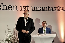 Bürgermeister Bovenschulte (li) und Landesbehindertenbeauftragter Frankenstein sprachen vor Beginn der Aufführung Grußworte. Foto: ZFK/Jana Witte