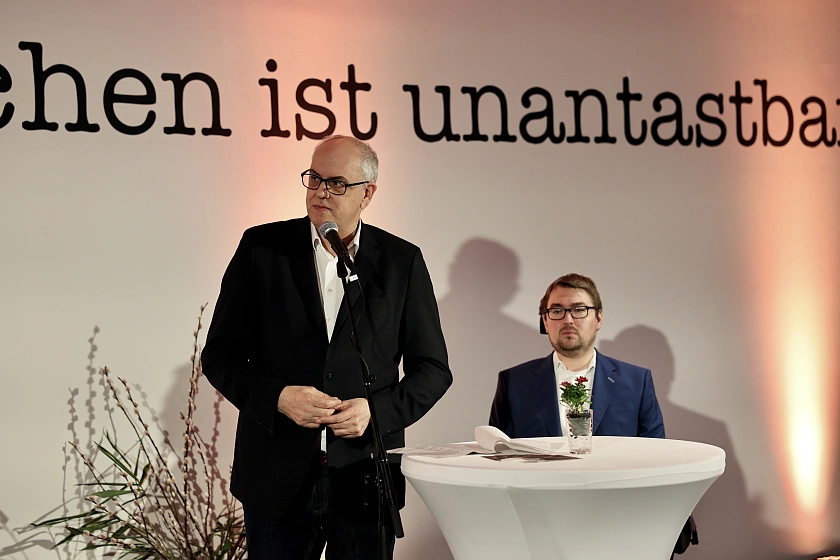 Bürgermeister Bovenschulte (li) und Landesbehindertenbeauftragter Frankenstein sprachen vor Beginn der Aufführung Grußworte. Foto: ZFK/Jana Witte