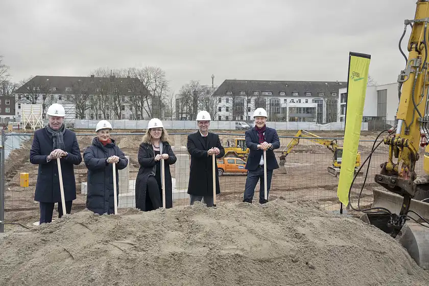 Den Spatenstich für das Bauprojekt Seehöfe haben gemeinsam getätigt (von links): Hergen Stolle (Niederlassungsleiter Johann Bunte Bauunternehmung), Senatsbaudirektorin Prof. Dr. Iris Reuther, Bausenatorin Özlem Ünsal, Oliver Platz (Präsident der Architektenkammer), Gewoba-Vorstand Dr. Christian Jaeger. Foto: Gewoba/Karsten Klama