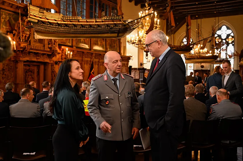 Im Gespräch kurz vor Beginn des Neujahrsempfanges (von rechts): Bürgermeister Andreas Bovenschulte, Oberst Andreas Timm (Kommandeur Landeskommando Bremen) und seine Lebensgefährtin Katrin Leimert. Foto: Senatspressestelle