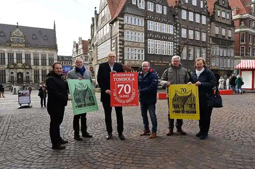 Das neue Losmotiv präsentieren (v.l.n.r.): Gunnar Sgolik, Vorsitzender des Fördervereins Stadtgarten Vegesack, Parkdirektor Tim Großmann, Dietmar Hoppe, Geschäftsführer Bürgerpark-Tombola, Rainer Frankenberg, Vorsitzender des Förderverein Wätjens Park und Gabriele Steffen, Vorsitzende Achterdiekpark. Foto: Senatspressestelle