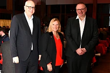 Bürgermeister Andreas Bovenschulte, die neue Kohlkönigin Yvette Gerner (Intendantin Radio Bremen) und der Bevollmächtigter beim Bund und für Europa, Staatsrat Olaf Joachim. Foto: Landesvertretung