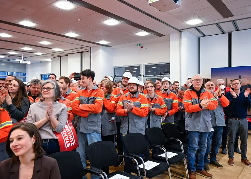 Die Botschaft löste bei den Mitarbeitenden der Hütte Jubel aus. Foto: Senatspressestelle