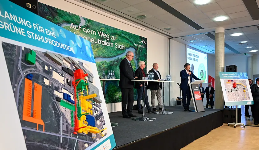 Bundeswirtschaftsminister Robert Habeck (rechts am Pult) kündigt die Genehmigung der staatlichen Hilfe für den Umbau der Bremer Hütte an. Bürgermeister Bovenschulte (links) begrüßte die nun eingetretene Klarheit. Foto: Senatspressestelle