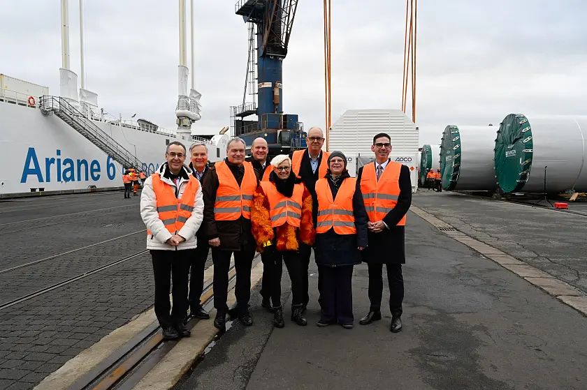 Bei der Vorbereitung der Verladung der ersten Oberstufe der Ariane-6 (von links): Pierre Godart (CEO ArianeGroup), Jens Lassmann (ArianeGroup-Standortleiter Bremen), Walther Pelzer (DLR-Vorstandsmitglied und Leiter der Deutschen Raumfahrtagentur im DLR), Anke Kaysser-Pyzalla (Vorstandsvorsitzende DLR), Bürgermeister Andreas Bovenschulte, Wirtschaftssenatorin Kristina Vogt, Matthias Magnor (COO BLG). Foto: Senatspressestelle