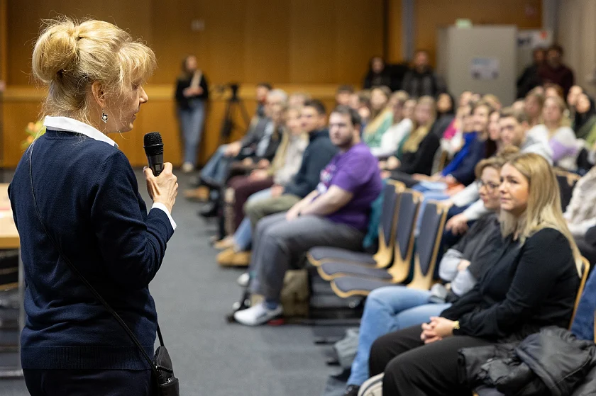 Hauptseminarleiterin Ruth Beckmann begrüßte die neuen Referendarinnen und Referendare am Landesinstitut für Schule. Foto: SKB-Fotoarchiv