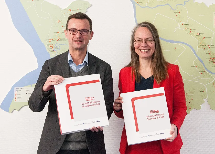 Die Senatorin für Kinder und Bildung, Sascha Karolin Aulepp, und der Bremerhavener Stadtrat Michael Frost stellten den neuen Notfall-Ordner Hilfen bei nicht alltäglichen Situationen in Schule vor. Foto: Danielle Kleisch, SKB-Fotoarchiv Bremen.