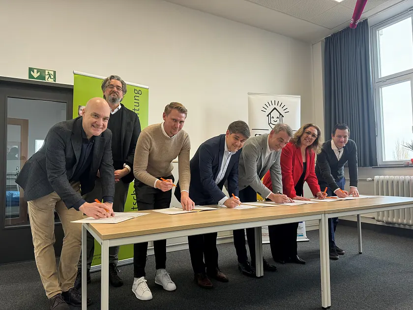 Am Morgen wurde der Kooperationsvertrag zur Ausweitung des Projektes Study Friends offizielle unterschrieben.  Personen (v.l.): Andreas Hüchting, Deutsche Kindergeldstiftung; Bertold Frick, Deutsche Kindergeldstiftung; Fabian Harenburg, Espabau; Robert Schleisik, Gewoba; Bernd Botzenhardt, Brebau; Bausenatorin Özlem Ünsal; Timm Tebbe; Vonovia. Foto: Bauressort