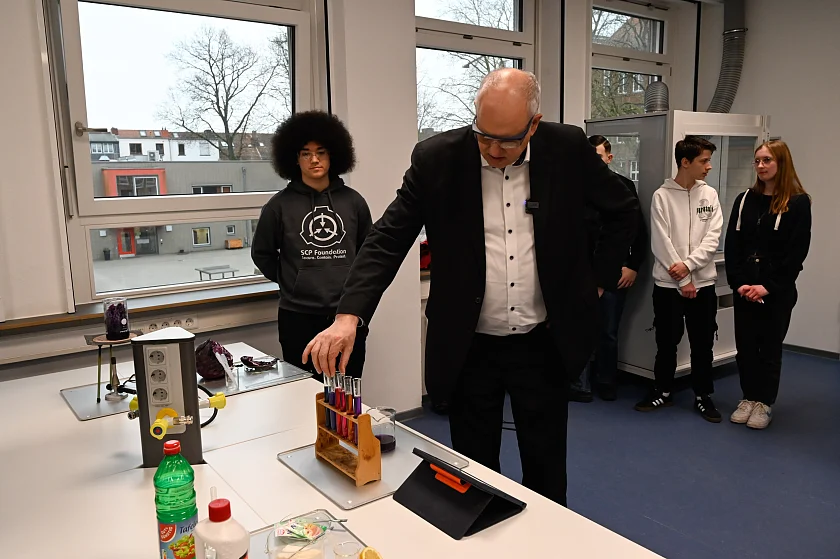 Beim Rundgang durch die Oberschule Findorff durfte Bürgermeister Bovenschulte selbst experimentieren. Foto: Senatspressestelle