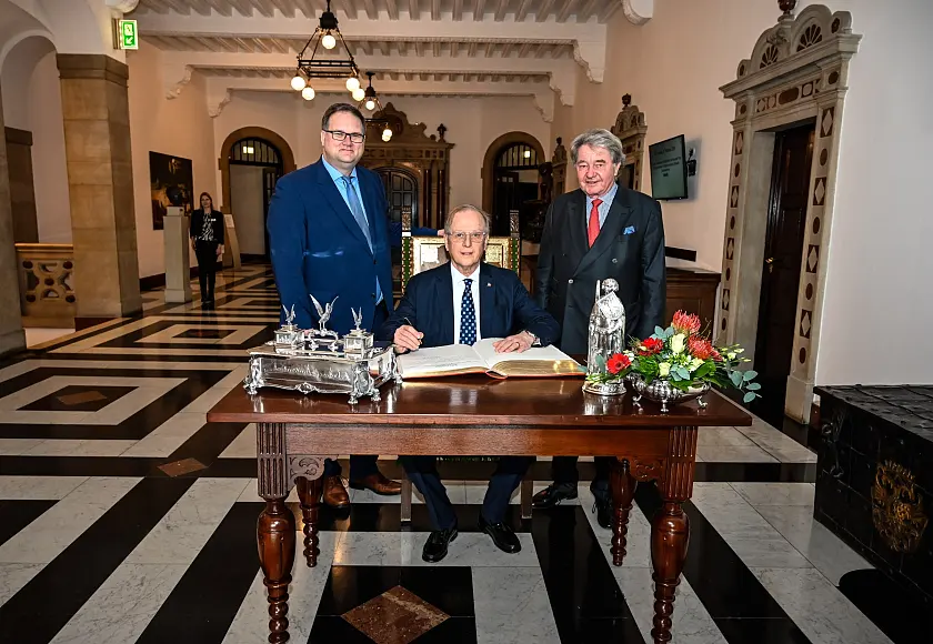 Bürgermeister und Finanzsenator Björn Fecker mit Botschafter der Republik Peru, Augusto David Teodoro Arzubiaga Scheuch und Honorarkonsul Hans-Joachim Schnitger (v.l.n.r.) während des Eintrages in das Goldene Buch. Foto: Senatspressestelle