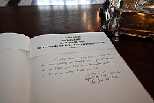 Eintrag von Botschafter der Republik Peru, Augusto David Teodoro Arzubiaga Scheuch in das Goldene Buch. Foto: Senatspressestelle
