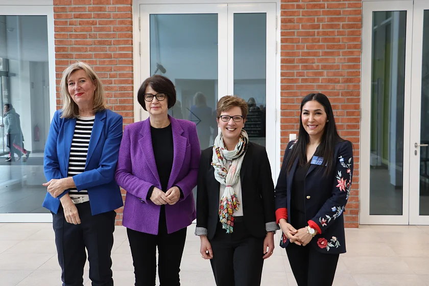 Stellen heute das neue Krankenhaus-Modellprojekt im St. Joseph-Stift vor (v.l.n.r.): Elke Heyduck (Geschäftsführerin Arbeitnehmerkammer), Claudia Bernhard (Senatorin für Gesundheit, Frauen und Verbraucherschutz), Dr. Claudia Schilling (Senatorin für Arbeit, Soziales, Jugend und Integration), Güzide Kadah (Projektleitung St. Joseph-Stift Bremen). Foto: Gesundheitsressort