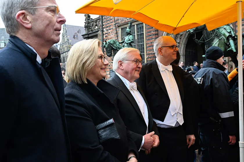 Besuch beim Neustädter Shanty Chor vor dem Betreten des Rathauses (von links): Henry Lamotte, die als persönlicher Gast von Bürgermeister Bovenschulte an der Schaffermahlzeit teilnehmende saarländische Ministerpräsidentin Anke Rehlinger, Frank-Walter Steinmeier und Andreas Bovenschulte. Foto: Senatspressestelle