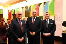 Der Doyen des Konsularischen Korps, Volker Schütte (links), mit Bürgermeister Andreas Bovenschulte; Doyen des Konsularischen Korps Hamburg, Pawel Jaworski (Generalkonsul Polen). Foto: Senatspressestelle