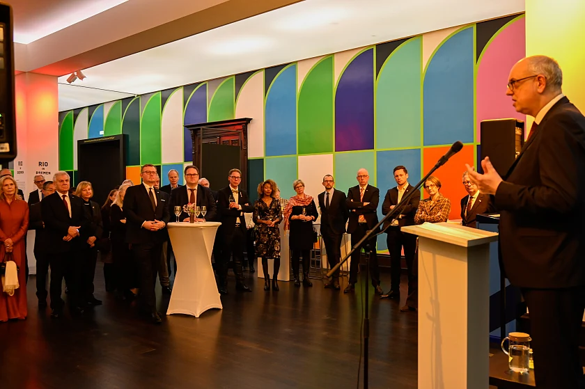 Bürgermeister Bovenschulte spricht anlässlich des Jahresempfangs 2024 des Senats für das Konsularkorps Bremen und die für Bremen zuständigen Berufs- und Honorarkonsuln aus Bremen, Hamburg und Hannover in der Kunsthalle Bremen. Foto: Senatspressestelle