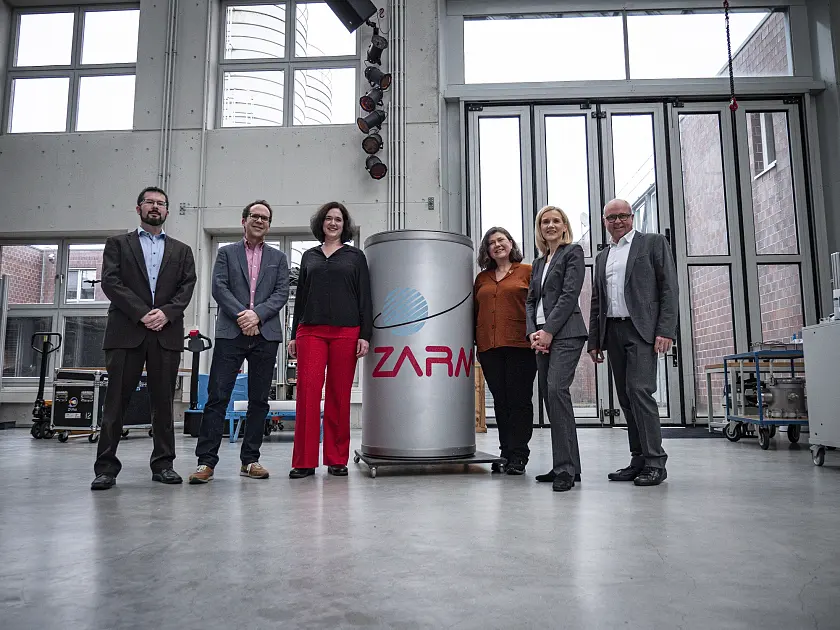 ZARM Wissenschaftler Dr. Benny Rievers, ZARM Institutsdirektor Prof. Dr. Marc Avila, Wissenschaftssenatorin Kathrin Moosdorf, Staatsrätin Irene Strebl, Rektorin der Universität Bremen, Prof. Dr. Jutta Günther und ZARM Chief Financial Officer Peter von Kampen (v.l.n.r.). Foto: ZARM