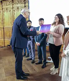 Bürgermeister Andreas Bovenschulte überreicht Melanie Kirstein ihren Europass Mobilität. Foto: Senatskanzlei | Jana Blohme