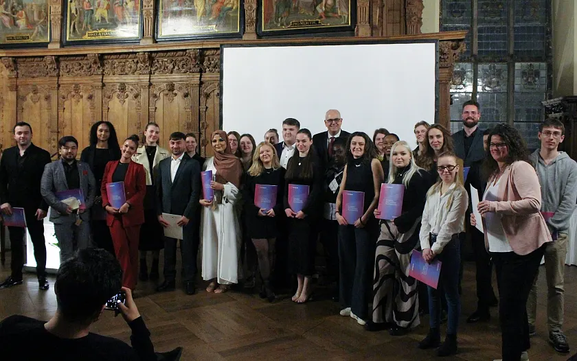 Auszubildende aus elf verschiedenen Ausbildungsberufen aus Bremen und Bremerhaven wurden im Rathaus mit dem Europass Mobilität für ihre Teilnahme an einem ERASMUS+-Auslandsaufenthalt ausgezeichnet. Foto: Senatskanzlei | Jana Blohme
