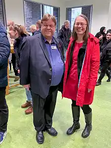 Die Senatorin für Kinder und Bildung, Sascha Karolin Aulepp, ließ sich von Stefan Markus, Geschäftsführer der KIBO gGmbH die neuen Krippe in der ehemaligen Sparkasse in Kattenturm zeigen. Foto: Bildungsressort