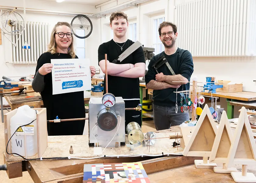 Arbeiten im neuen Maker Space des ReBUZ West: (von links) Corinna Genzmer, Gründungsbeauftragte des ReBUZ West, Schüler  Leon Sascha Graf und  Pädagoge Niels Werning. Foto: Bildungsressort