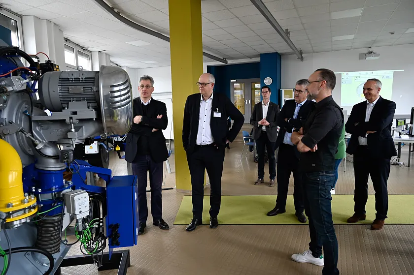 Wie funktionieren die Verbrennungsanlagen von Saacke? Antworten darauf und auf viele weitere Fragen erhielt Bürgermeister Andreas Bovenschulte bei seinem Rundgang. Personen (v.l.): Henning Saacke, Beiratsvorsitzender Saacke; Bürgermeister Andreas Bovenschulte; Andreas Heyer, Geschäftsführer der Wirtschaftsförderung Bremen (WfB); Maik Tiltack, Training und Helpdesk Saacke; Christian Ausfelder, CEO Saacke. Foto: Senatspressestelle