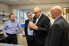 In Labor von Stroever (SSB) experimentieren rund 25 Mitarbeitenden an neuen Einsatzmöglichkeiten für Schellacke. Personen (v.l.): Hauke Sieling, Verkaufsleiter Stroever; Andreas Heyer, Geschäftsführer der Wirtschaftsförderung Bremen (WfB); Bürgermeister Andreas Bovenschulte, Burkhard Volbert, Geschäftsführender Gesellschafter von Stroever. Foto: Senatspressestelle