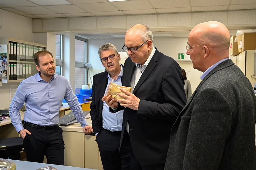 In Labor von Stroever (SSB) experimentieren rund 25 Mitarbeitenden an neuen Einsatzmöglichkeiten für Schellacke. Personen (v.l.): Hauke Sieling, Verkaufsleiter Stroever; Andreas Heyer, Geschäftsführer der Wirtschaftsförderung Bremen (WfB); Bürgermeister Andreas Bovenschulte, Burkhard Volbert, Geschäftsführender Gesellschafter von Stroever. Foto: Senatspressestelle