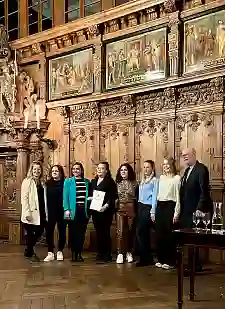 Senator Mäurer und die Weltmeisterinnen 2023 der TSG Bremerhaven in HipHop. Foto: Innenressort