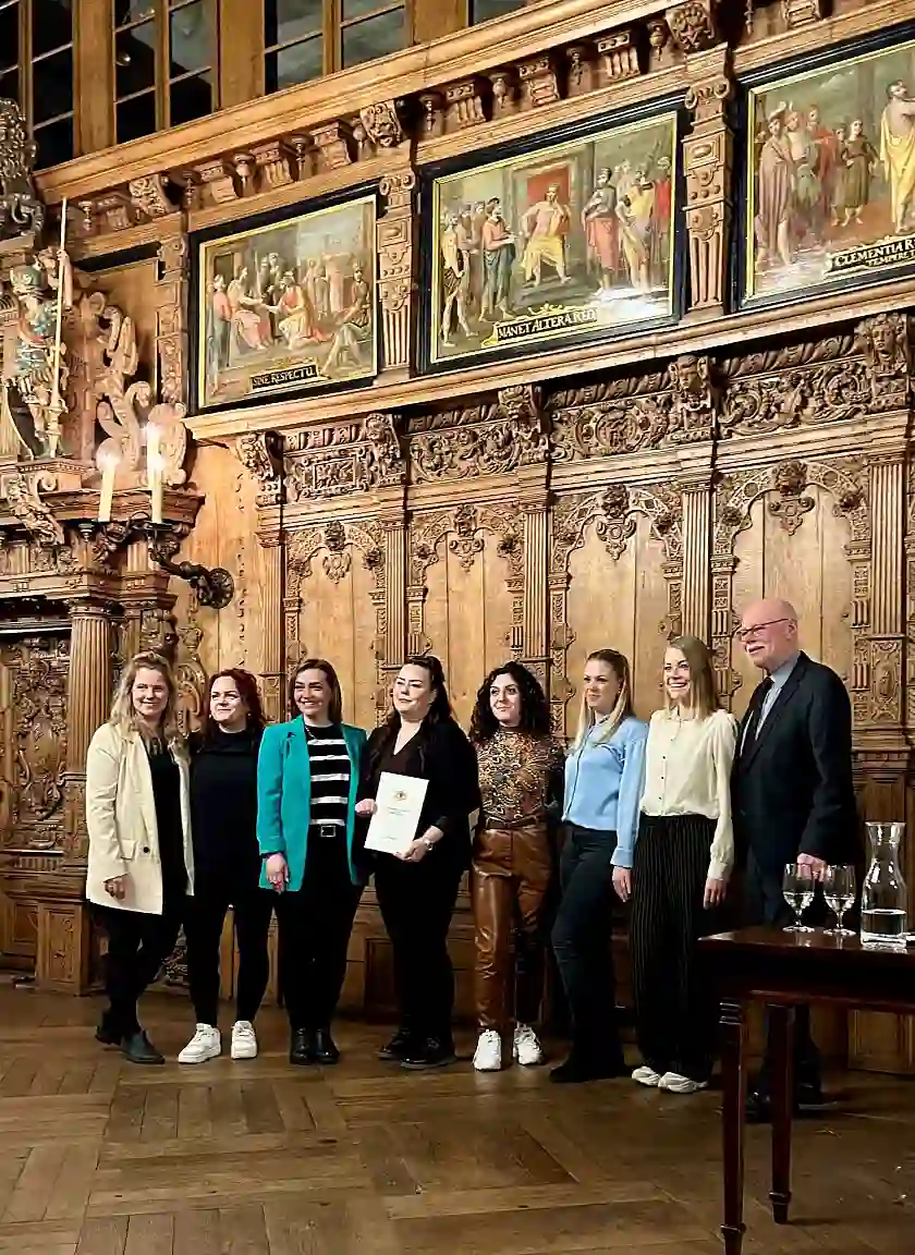 Senator Mäurer und die Weltmeisterinnen 2023 der TSG Bremerhaven in HipHop. Foto: Innenressort