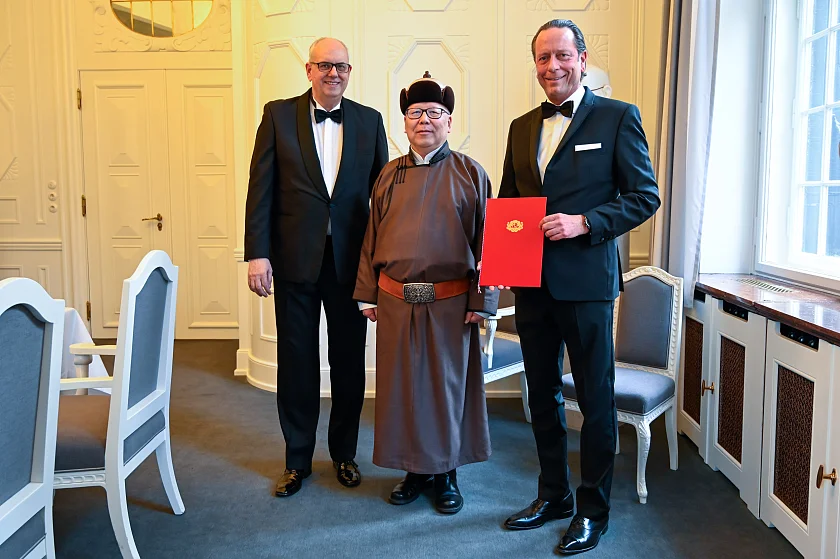 Von links: Bürgermeister Andreas Bovenschulte, der Botschafter der Mongolei, Mandakhbileg Birvaa, und der neue Honorarkonsul der Mongolei, Hubertus Alexander Quasdorf. Foto:Senatspressestelle