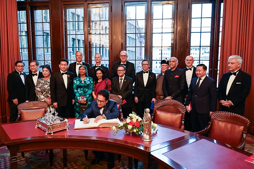 Eintrag in das Goldene Buch der Freien Hansestadt Bremen: 13 Botschafterinnen und Botschafter aus dem asiatisch-pazifischem Raum waren anlässlich des 123. Stiftungsfest des Ostasiatischen Vereins im Bremer Rathaus und wurden von Bürgermeister Andreas Bovenschulte (Mitte hinten) begrüßt. Foto: Senatspressestelle