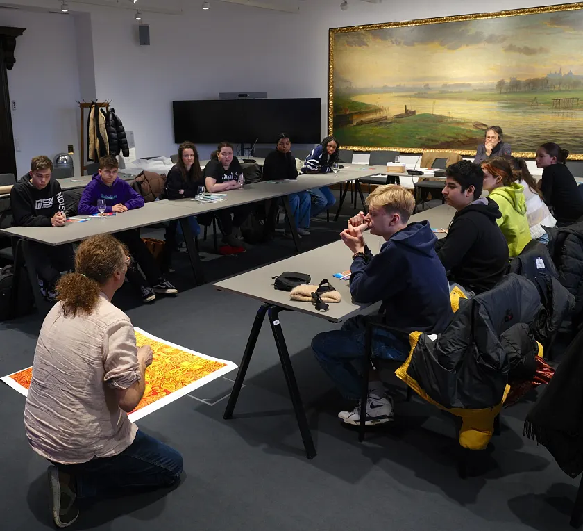 Workshop im Rathaus – Der Künstler Wolfgang Stöcker mit Schülerinnen und Schülern. Foto: Matthias Stauch