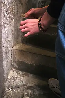 Im Alten Rathaus von 1405 gibt es eine verborgene und sehr selten genutzte Wendeltreppe – die Schüler haben Staub für ein Experiment gesammelt. Foto: Matthias Stauch