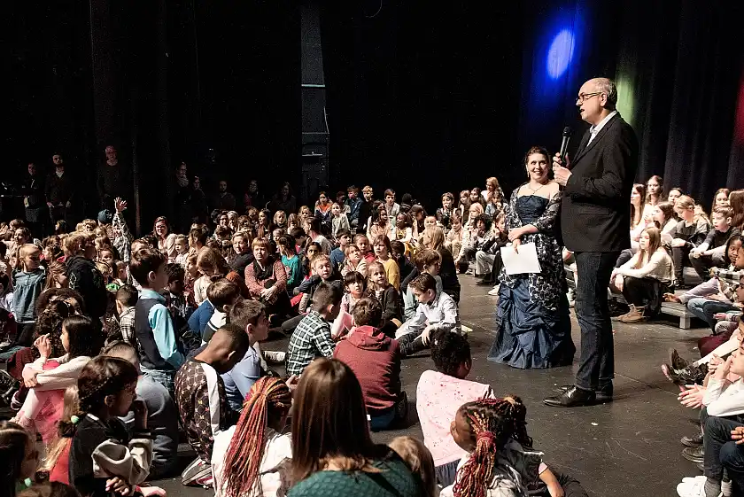 Bürgermeister Andreas Bovenschulte und Young-Voices-Projektleiterin Julia Bachmann begrüßen die etwa 600 Teilnehmenden. Foto: Jasmin Piteira 