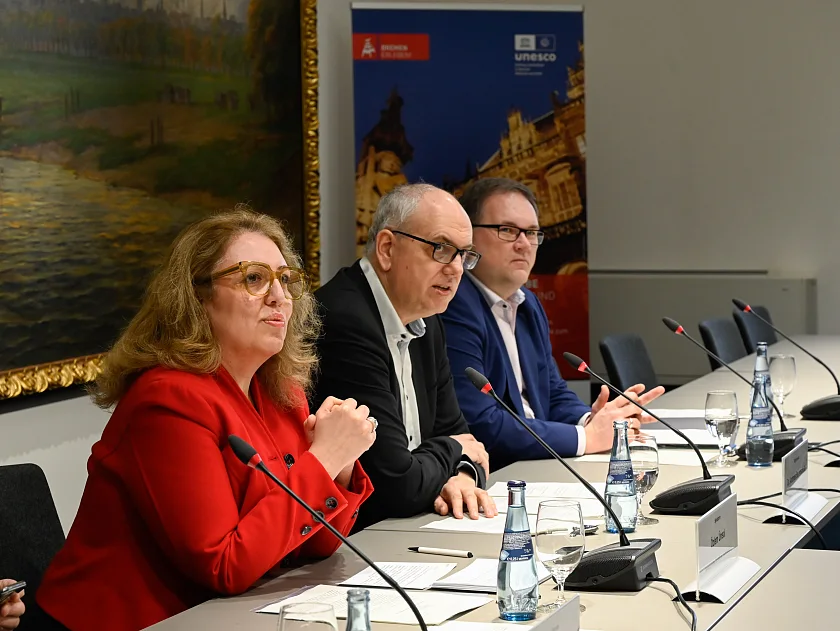 Senatorin Ünsal, Bürgermeister Bovenschulte und Senator Fecker (v.l.n.r.) während der Pressekonferenz anlässlich der Weichenstellung der Gründung einer Stadtentwicklungsgesellschaft. Foto: Senatspressestelle