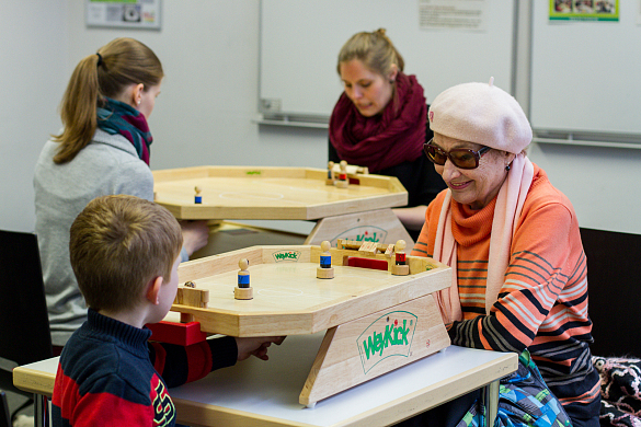 Gesellschaftsspiele bringen auch die Generationen besonders leicht an den Tisch. Foto: Robert Stümpke