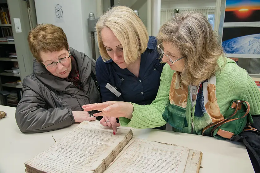 Am Tag der Archive führen Beschäftigte des Staatsarchivs die Gäste durch die Räume und gewähren dabei tiefe Einblicke in Bremens Historie. Foto: Staatsarchiv Bremen