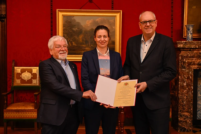 Bürgermeister Andreas Bovenschulte (rechts) mit der Honorarkonsulin Luxemburgs, Sabine von der Recke, und ihrem Vorgänger Hans-Jürgen Blöcker während der Urkundenübergabe im Rathaus. Foto: Senatspressestelle
