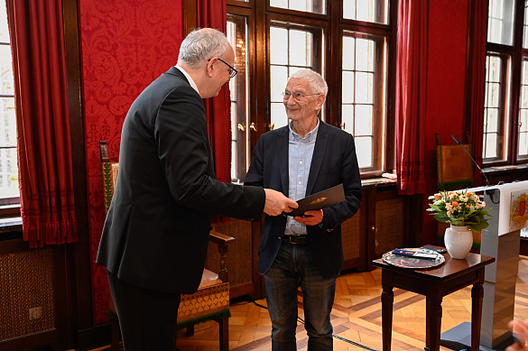 Bürgermeister Andreas Bovenschulte überreicht Hermann Kuhn die Urkunde zum Bundesverdienstkreuz. Foto: Senatspressestelle