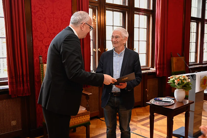 Bürgermeister Andreas Bovenschulte überreicht Hermann Kuhn die Urkunde zum Bundesverdienstkreuz. Foto: Senatspressestelle