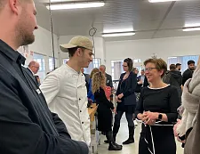 Senatorin Dr. Claudia Schilling im Gespräch mit Koch-Azubi Yuneil Fearon. Foto: Arbeitsressort